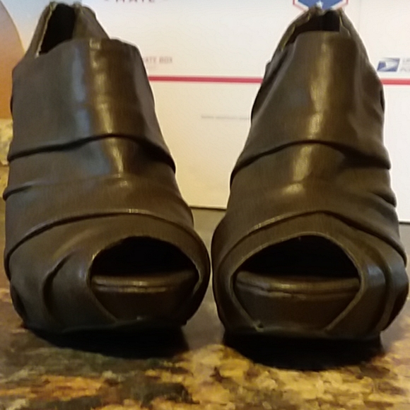 🎈 Vera Wang platform peep toe booties - Picture 8 of 8